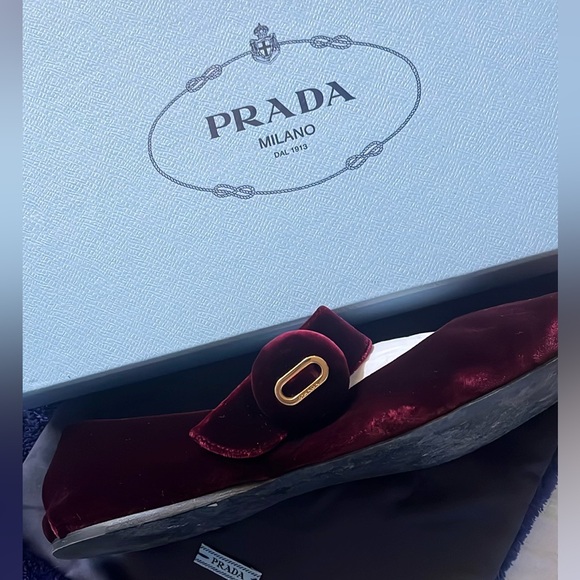 Prada flats size 37.  US 7 velour  color burgundy. Worn twice - Picture 5 of 6